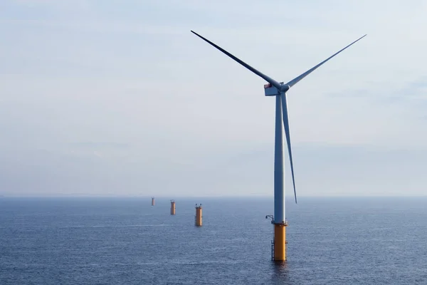 Éoliennes en mer Photo De Stock