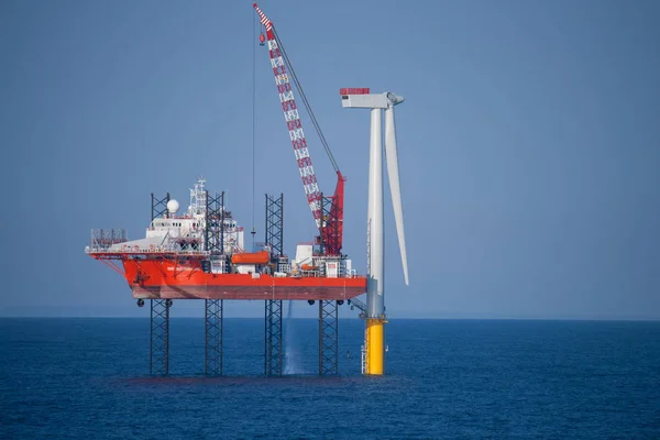 Offshore wind turbine bouw Rechtenvrije Stockafbeeldingen