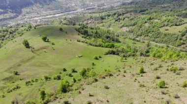 Yeşil vadi ve köyü, hill ve köy arkasında hava görünümünü yukarıda uçan uçak