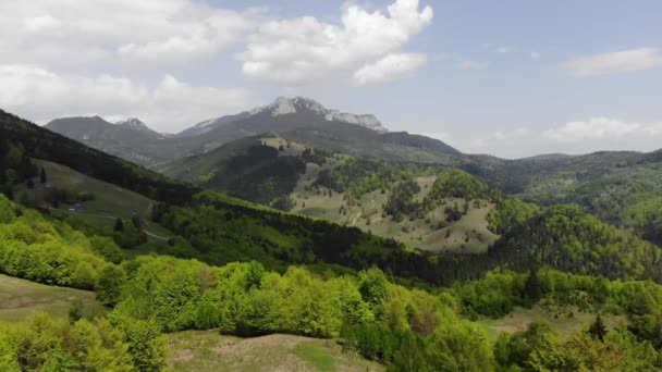 Bahar Yeşil Tepe Üzerinde Uçan Romanya Dron Yataydan Havadan Görünümü — Stok video