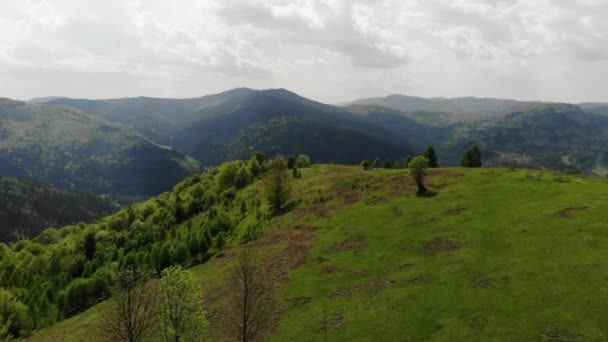 无人驾驶飞机在青山上空冉冉升起 向一个美丽的山谷前进 春季田野和森林的空中拍摄 — 图库视频影像
