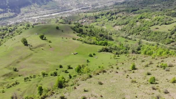 上記の緑の谷や村 丘の背後に村空撮飛行ドローン — ストック動画