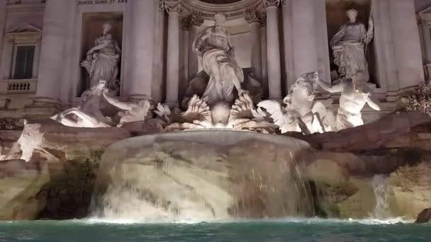 Slavná fontána di Trevi v Římě (Fontana di Trevi) je oblíbeným místem v Římě. Krásná noc čelní pohled