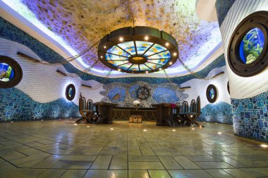 Cricova, Moldova - 13 Kasım 2018: Deniz dibinin Cricova Winery içinde denilen şarap tatma odası. Cricova şaraphane onun ünlü şarap mahzenleri için popüler bir turistik cazibe olduğunu. Yeraltı 120 kilometre labirent yollar vardır.