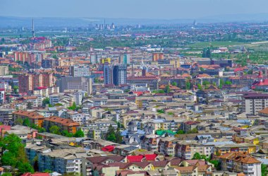 Hava kentsel peyzaj Piatra Neamt, Romanya'da klasik binaları ile. Çatı havadan görünümü.