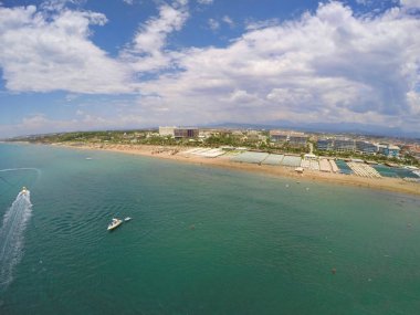 Türkiye'de paraşüt (paraşüt sürükleyerek sürat teknesi), Akdeniz sahil boyunca tropikal tatil köyü havadan görünümü