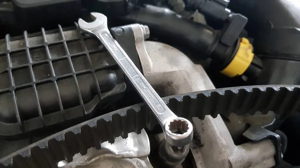 Spanner Tandriem Motor Van Auto Klaar Voor Servicereparatie — Stockfoto