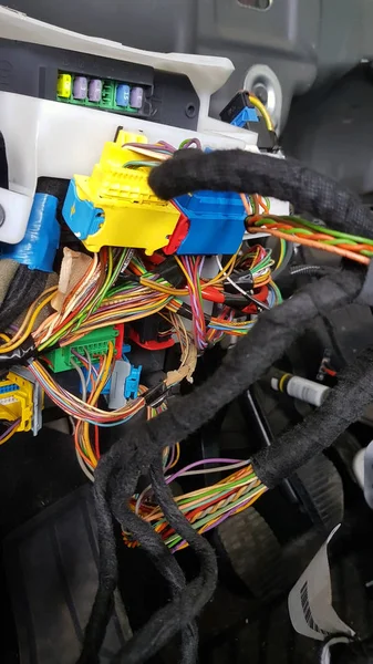 Araba Elektrik Sistemi Motor Kontrol Ünitesi Birçok Teller Bazı Sigortalar — Stok fotoğraf