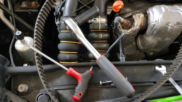 Γκαράζ Εργαλεία Κινητήρα Αυτοκινήτου Βίδα Κλειδί Και Καστάνια Κοντά Ιμάντα — Φωτογραφία Αρχείου