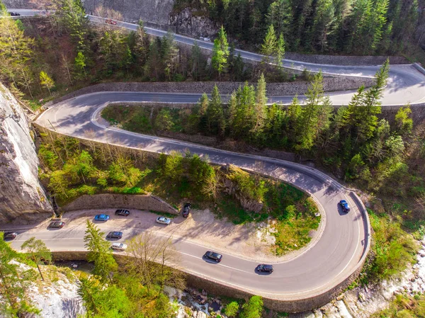 Vista Aérea Estrada Floresta Curvilínea Tráfego Rodoviário Bicazului Gorges Roménia — Fotografia de Stock