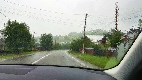 Vista Estrada Através Pára Brisas Carro Chuva Pesada — Fotografia de Stock