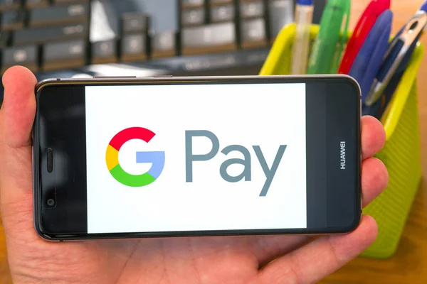 Piatra Neamt, Romanya - 30 Temmuz 2018: El bir cep telefonu Google ücretli üstünde belgili tanımlık perde, office arka plan tutar..