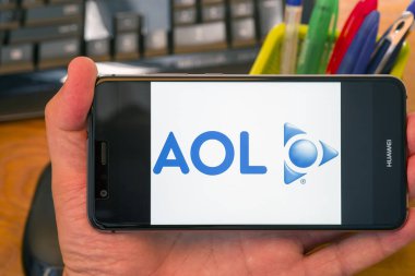 Piatra Neamt, Romanya - 30 Temmuz 2018: El bir cep telefonu ile Aol logo üstünde belgili tanımlık perde, office arka plan tutar.