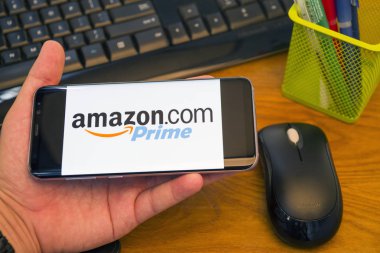 Piatra Neamt, Romanya - 30 Temmuz 2018: El Samsung S8 + Amazon Prime logolu tutan üstünde belgili tanımlık perde, office arka plan.