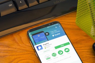 Piatra Neamt, Romanya - 30 Temmuz 2018: Samsung S8 + Google oyun deposu, Paypal uygulama, office arka plan.