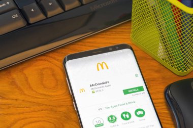 Piatra Neamt, Romanya - 30 Temmuz 2018: Samsung S8 + Google oyun deposu, Mcdonald's uygulama, office arka plan.