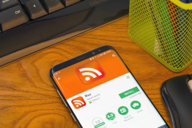 Piatra Neamt, Romanya - 30 Temmuz 2018: Samsung S8 + Google oyun deposu, Rss haber dünya uygulaması, office arka plan.