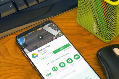 Piatra Neamt, Romanya - 30 Temmuz 2018: Samsung S8 + Google oyun deposu, Google sürücü uygulaması, office arka plan.