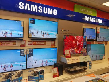 Bacau, Romanya - 5 Ağustos 2018: Samsung Ultra Hd Tv ekranlarında rafları Altex Megastore üzerinde Satılık