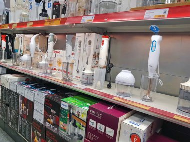 Bacau, Romanya - 5 Ağustos 2018: El blender Satılık Altex Megastore rafları için