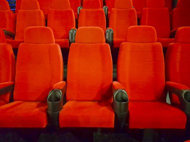 Bir sinema salonunda rahat boş kırmızı koltuklar