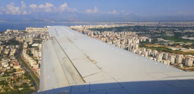 Uçak inişe prepairing Antalya, yukarıda uçan.