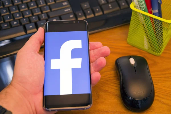 Piatra Neamţ Rumänien Juli 2018 Hand Håller Samsung Med Facebook — Stockfoto