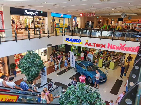 Bacau Rumänien August 2018 Menschen Einem Modernen Einkaufszentrum Arena Mall — Stockfoto