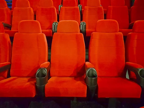 映画館ホールで快適な空の赤い座席 — ストック写真