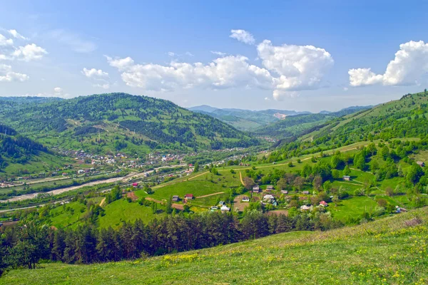 Paysage Campagne Printanier Village Jeunes Collines Verdoyantes — Photo