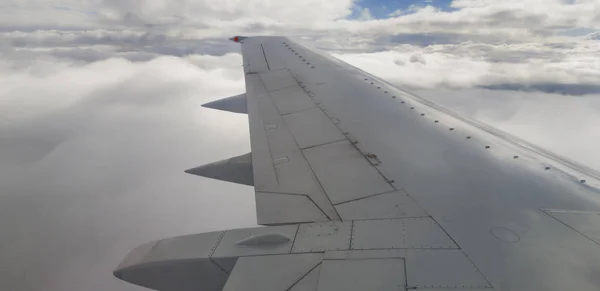 Vista Avião Para Asas Camadas Nuvens — Fotografia de Stock