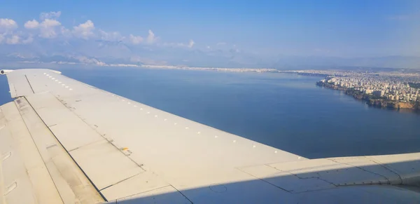 Avião Sobrevoando Mar Preparando Para Terra Para Antalya Turquia Costa — Fotografia de Stock