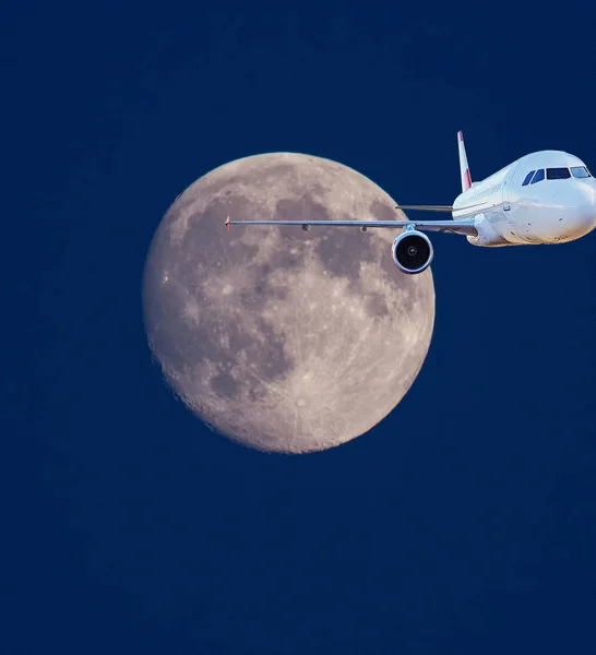 Conceito Viagem Lunar Avião Voador Lua Atrás Tudo Partir Imagens — Fotografia de Stock