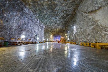 Serum ziyaretçiler için tuzak kurdu. Praid Salt Mine Romanya (yeraltı sanatoryum aerosol tedavileri için farklı eğlence faaliyetleri)