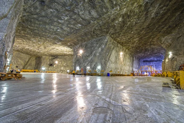 Tuz madeni kurmak aerosol tedavileri için. Praid Salt Mine Romanya (yeraltı sanatoryum aerosol tedavileri için farklı eğlence faaliyetleri)