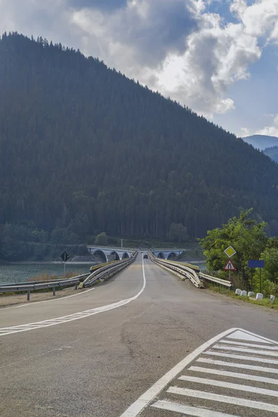 Überquerung Der Straße Über Brücke Gebirgstal — Stockfoto