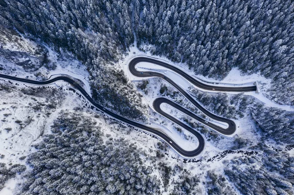 Zimowe Serpentynach Skaliste Góry Las Wąwóz Bicaz Jest Wąskim Przesmykiem — Zdjęcie stockowe