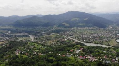 Köylerde bahar vadisinde üzerinde. Ev ve yeşil alanlar, havadan görünümü