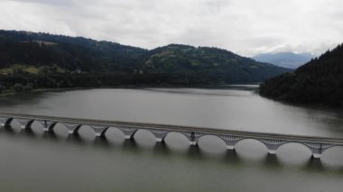 Uçan yolu Köprüsü arasında. Bicaz dağ dere Köprüsü Romanya