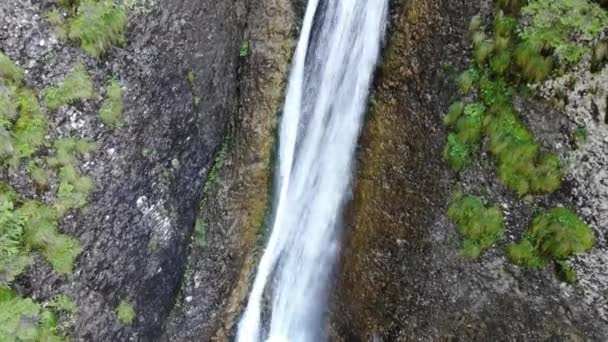 Cascade d'été sur le rocher de montagne. Cascade Duruitoarea en Carpates Roumaines .