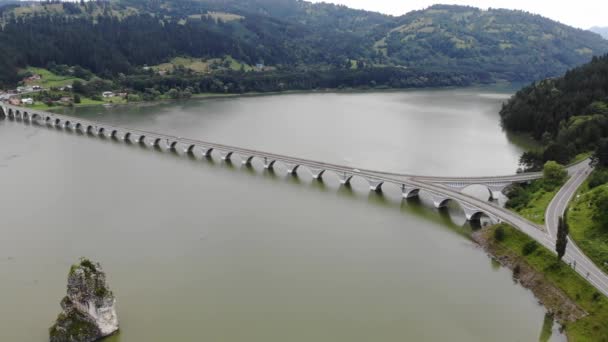 Auto Corsa Sul Ponte Ponte Sul Fiume Bicaz Pietra Del — Video Stock