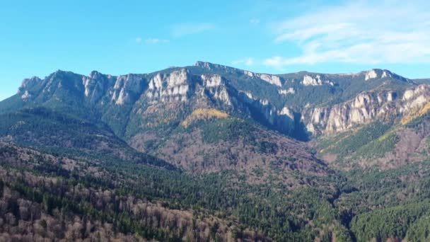 ルーマニア 故秋山の風景の Ceahlau 山地に沿って移動するドローン — ストック動画
