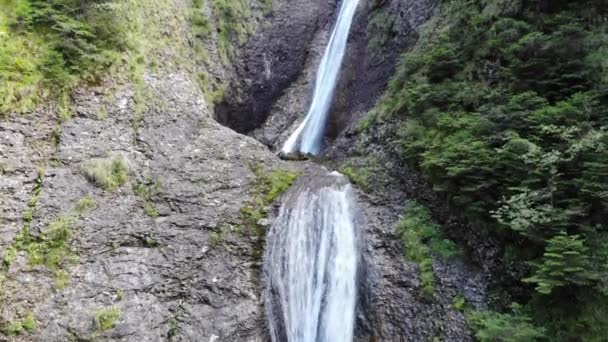 Rock Waterfall Drone View Duruitoarea Cachoeira Romeno Cárpatos — Vídeo de Stock