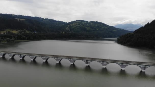 Voando Através Ponte Rodoviária Ponte Rio Montanha Bicaz Roménia — Vídeo de Stock