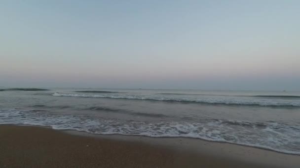 Πρωί Στην Παραλία Κύματα Που Σκάνε Πάνω Στην Άμμο — Αρχείο Βίντεο
