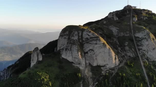 Morgen Blick Auf Felsigen Berggipfel Touristen Steigen Nach Sonnenaufgang Wolkenverhangenes — Stockvideo