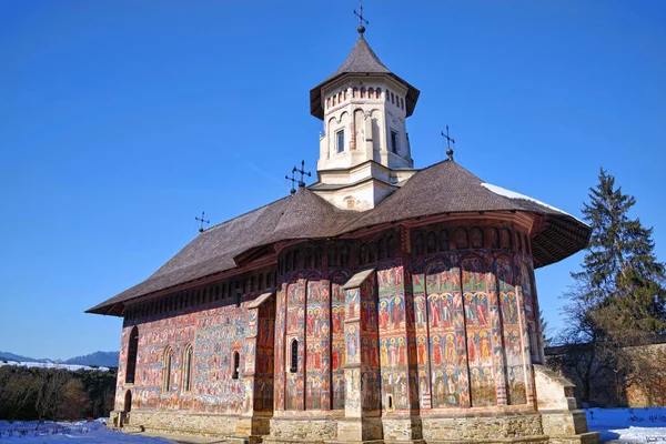 Geschilderde kerk in Roemenië, de orthodoxe klooster Moldovita — Stockfoto