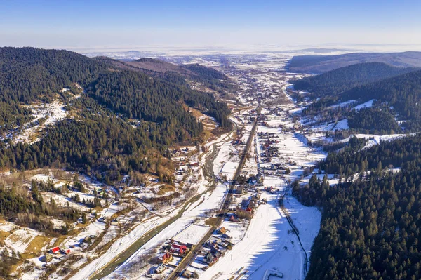 Údolí vesnice v zimě, letecký pohled — Stock fotografie