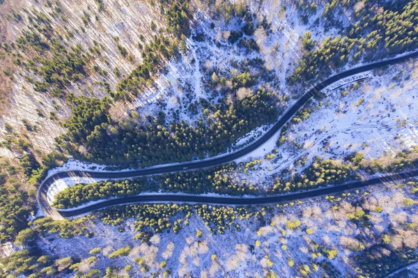 Boven weergave van kronkelende weg in bos — Stockfoto