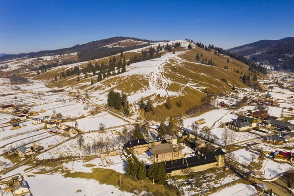 Moldovita klášter, nad zobrazením v slunný zimní den — Stock fotografie